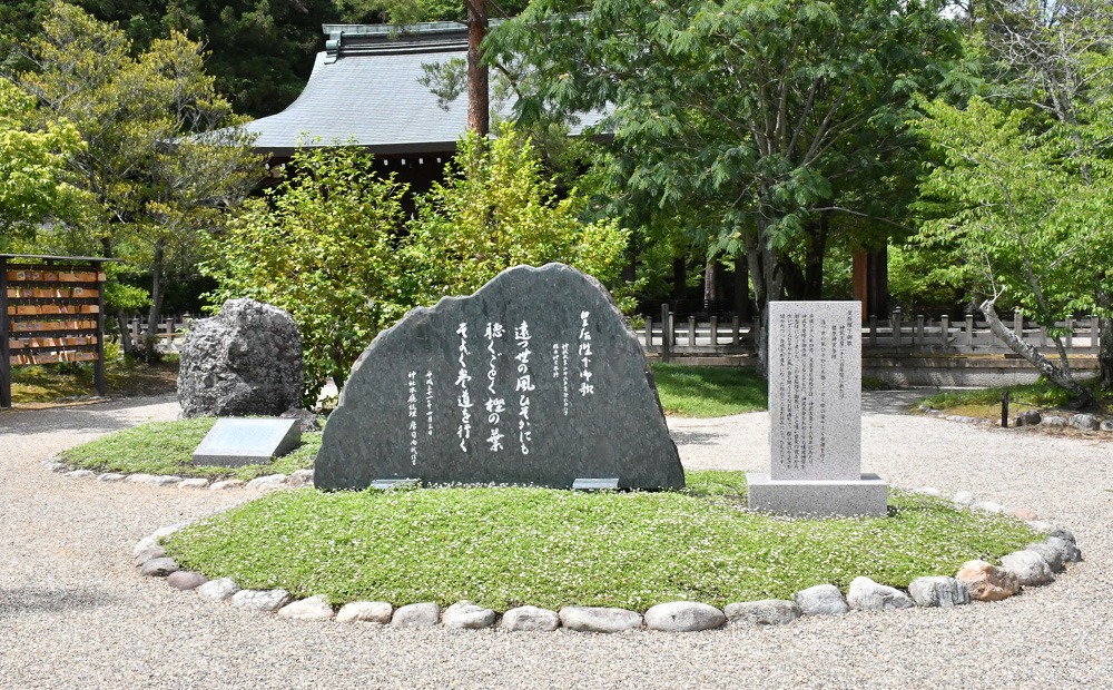 幸福のさざれ石（細石）神宿る石とよばれています。置物｜置物